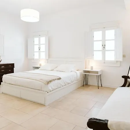 펜션 3-room, 3-bath Family With Massive Pool, Location, Seconds From Cliff! *
