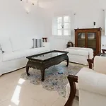 3-room, 3-bath Family With Massive Pool, Location, Seconds From Cliff! * Imerovigli (Santorini)