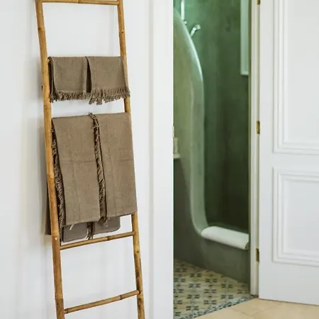 3-room, 3-bath With Massive Pool, Location, Seconds From Cliff! 度假居 易莫洛林