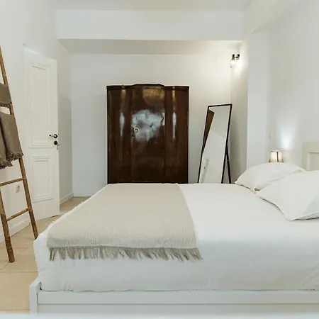 3-room, 3-bath With Massive Pool, Location, Seconds From Cliff!