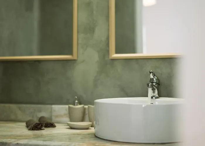 3-room, 3-bath Family With Massive Pool, Location, Seconds From Cliff! *