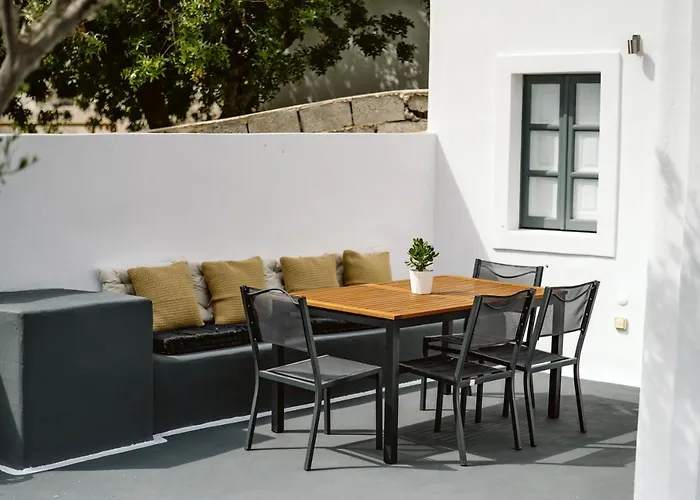 3-room, 3-bath Family With Massive Pool, Location, Seconds From Cliff! * Imerovigli (Santorini)