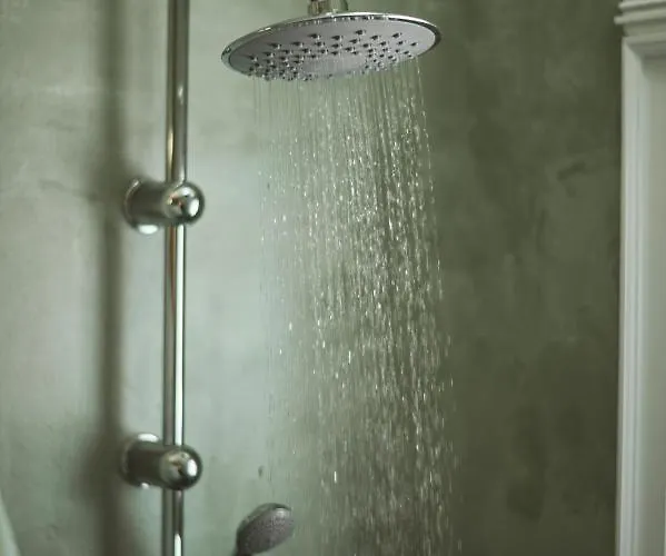 3-room, 3-bath Family With Massive Pool, Location, Seconds From Cliff!