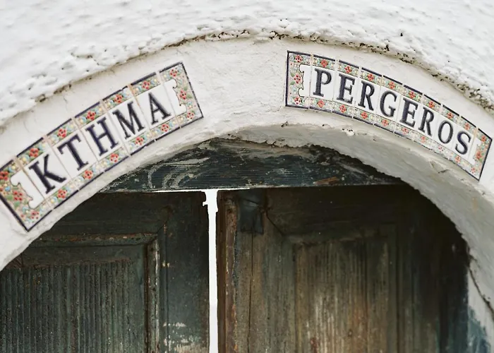 Casa de Férias 3-room, 3-bath Family With Massive Pool, Location, Seconds From Cliff! Imerovigli (Santorini)