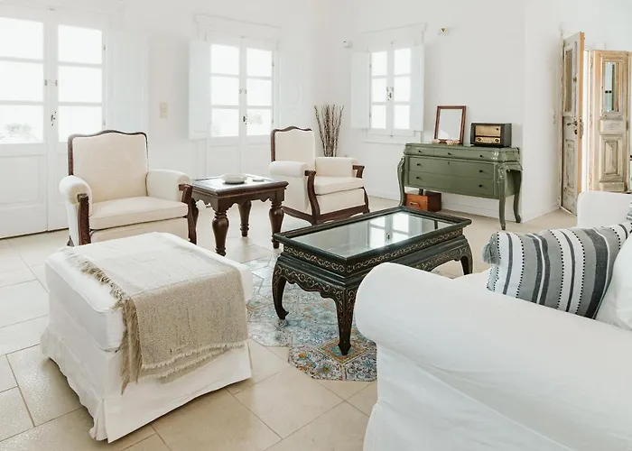 3-room, 3-bath Family With Massive Pool, Location, Seconds From Cliff! * Imerovigli (Santorini)