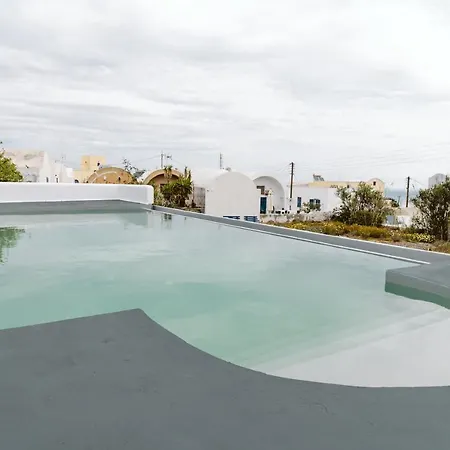 Casa de Férias 3-room, 3-bath With Massive Pool, Location, Seconds From Cliff! Imerovigli (Santorini)