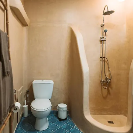 3-room Family With Massive Pool, Location, Seconds From Cliff!