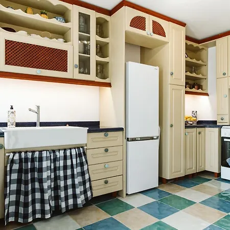 Holiday home 3-room Family With Massive Pool, Location, Seconds From Cliff! *