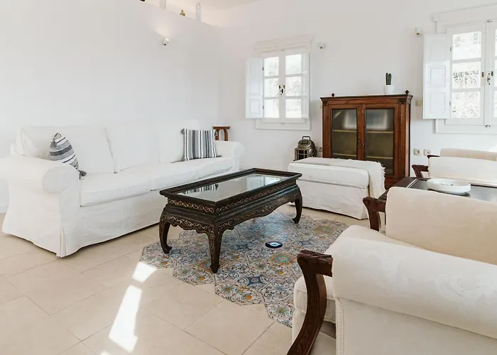 3-room, 3-bath With Massive Pool, Location, Seconds From Cliff! * Imerovigli (Santorini)