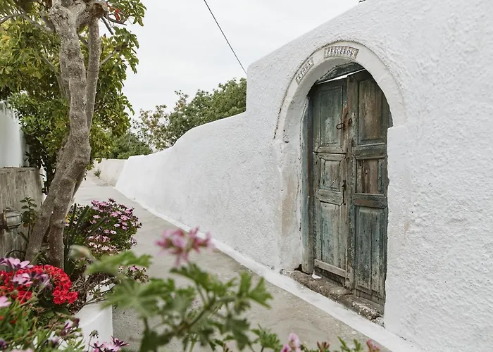 3-room, 3-bath With Massive Pool, Location, Seconds From Cliff! *