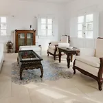 3-room, 3-bath Family With Massive Pool, Location, Seconds From Cliff! 펜션