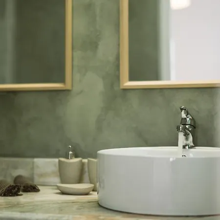 3-room, 3-bath With Massive Pool, Location, Seconds From Cliff! *