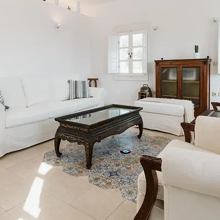 3-room, 3-bath With Massive Pool, Location, Seconds From Cliff! * Imerovígli