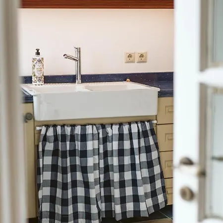 3-room, 3-bath With Massive Pool, Location, Seconds From Cliff! Vakantiehuis Imerovígli