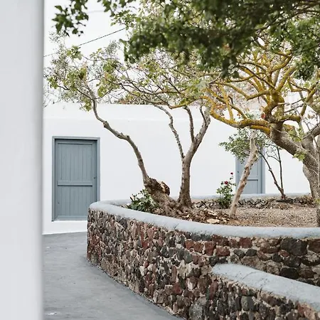 3-room, 3-bath Family With Massive Pool, Location, Seconds From Cliff! * Imerovigli (Santorini)