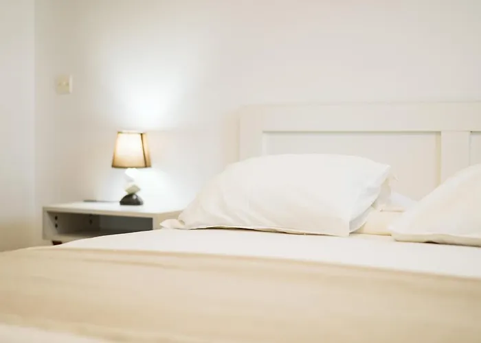 펜션 3-room, 3-bath With Massive Pool, Location, Seconds From Cliff! *