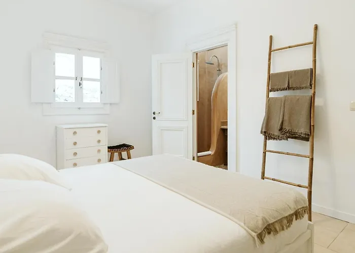 펜션 3-room, 3-bath With Massive Pool, Location, Seconds From Cliff! 이메로비글리