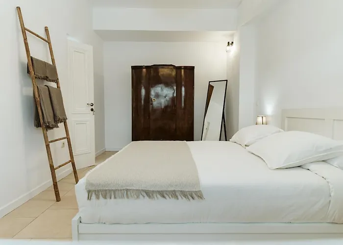 3-room, 3-bath With Massive Pool, Location, Seconds From Cliff!