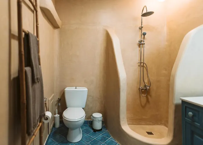 3-room, 3-bath With Massive Pool, Location, Seconds From Cliff!