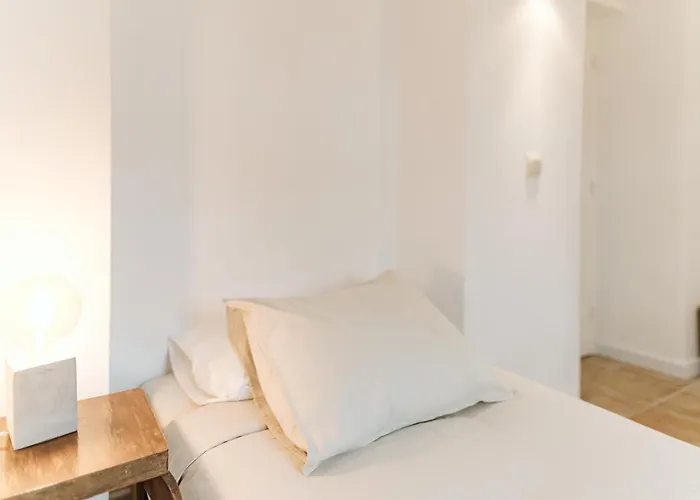 펜션 3-room, 3-bath With Massive Pool, Location, Seconds From Cliff! 이메로비글리