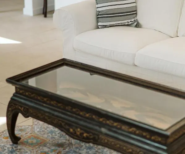 펜션 3-room, 3-bath With Massive Pool, Location, Seconds From Cliff! *