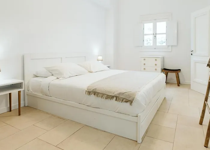 펜션 3-room, 3-bath With Massive Pool, Location, Seconds From Cliff! *