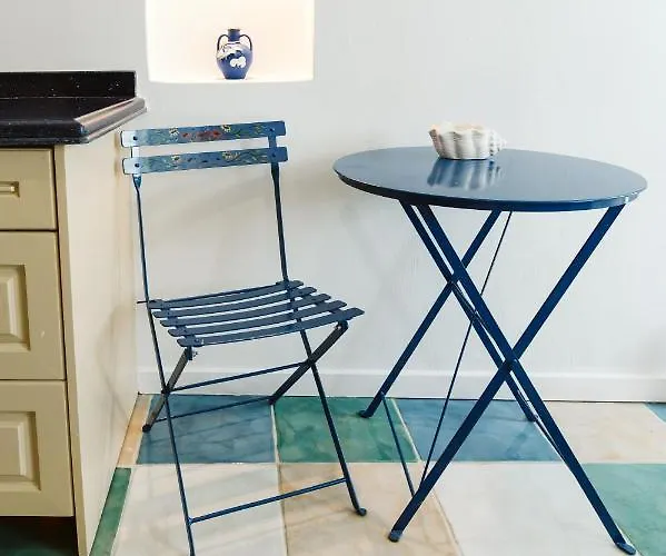 펜션 3-room, 3-bath With Massive Pool, Location, Seconds From Cliff! 이메로비글리