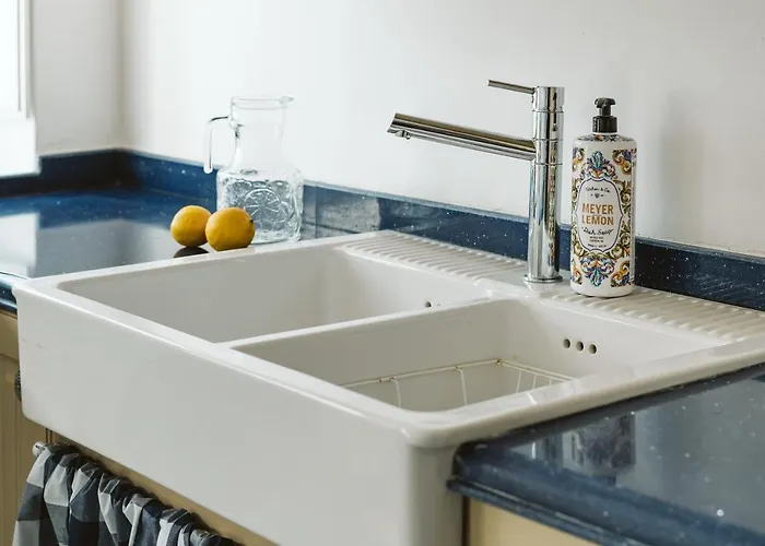 3-room, 3-bath With Massive Pool, Location, Seconds From Cliff! 펜션 *