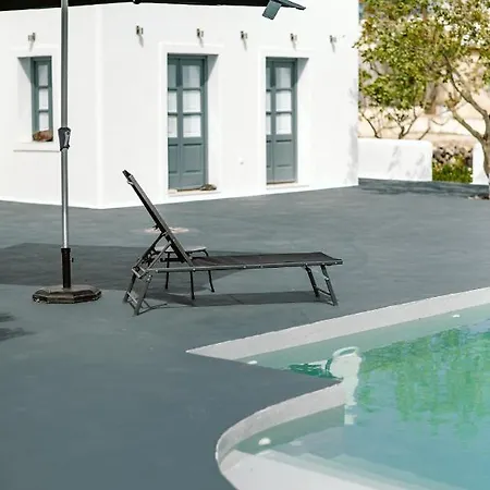 3-room, 3-bath Family With Massive Pool, Location, Seconds From Cliff! Ferienhaus